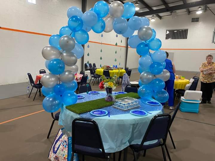 A beautiful blue balloon arch over the table